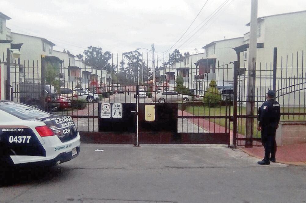 Para resolver el asesinato de cinco integrantes de una familia, personal de la Fiscalía de Homicidios realiza peritajes y entrevistas en el fraccionamiento Hacienda del Jardín II, en Tultepec. (JUAN MANUEL BARRERA. EL UNI)