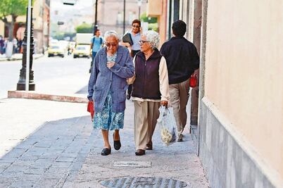 Impulsan pensiones para adultos mayores