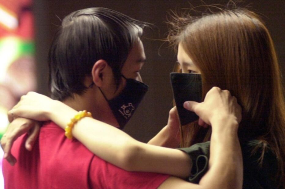 De besarnos y abrazarnos a vernos “cuadriculadamente”, el amor en pandemia