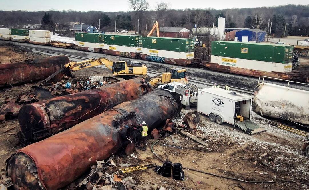 Continúan los trabajos de limpieza tras el accidente. Foto: EFE