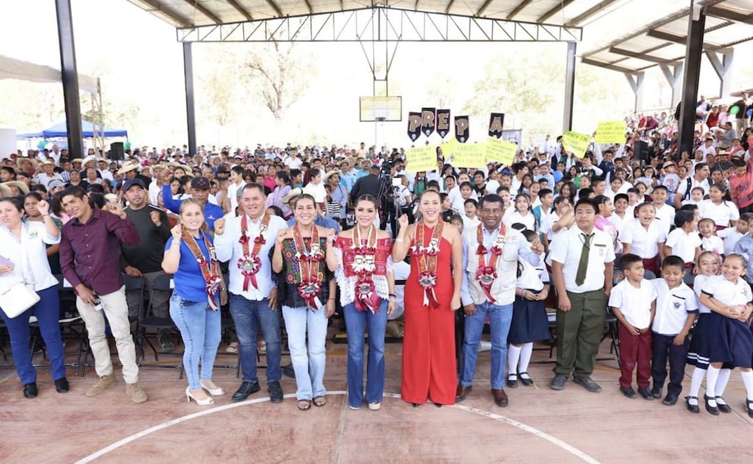 Autoridades de Guerrero encabezaron el acto público en el que se presentaron los proyectos y apoyos para la comunidad. Foto: Especial.