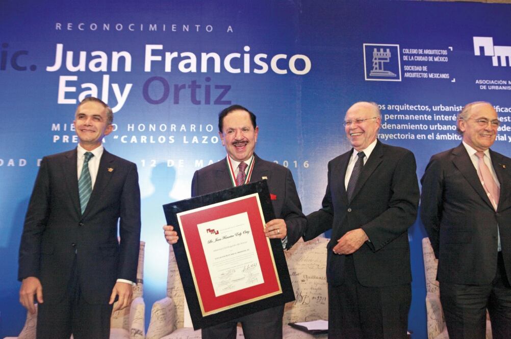 Al ser designado Miembro Honorario de la Asociación Mexicana de Urbanistas, el Licenciado Juan Francisco Ealy Ortiz dijo que se debe reconocer con objetividad y realismo que México afronta una difícil y compleja situación (LUCÍA GODÍNEZ. EL UNIVERSAL)