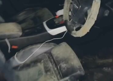 Mujer usa su auto después de 3 semanas y encuentra fea sorpresa