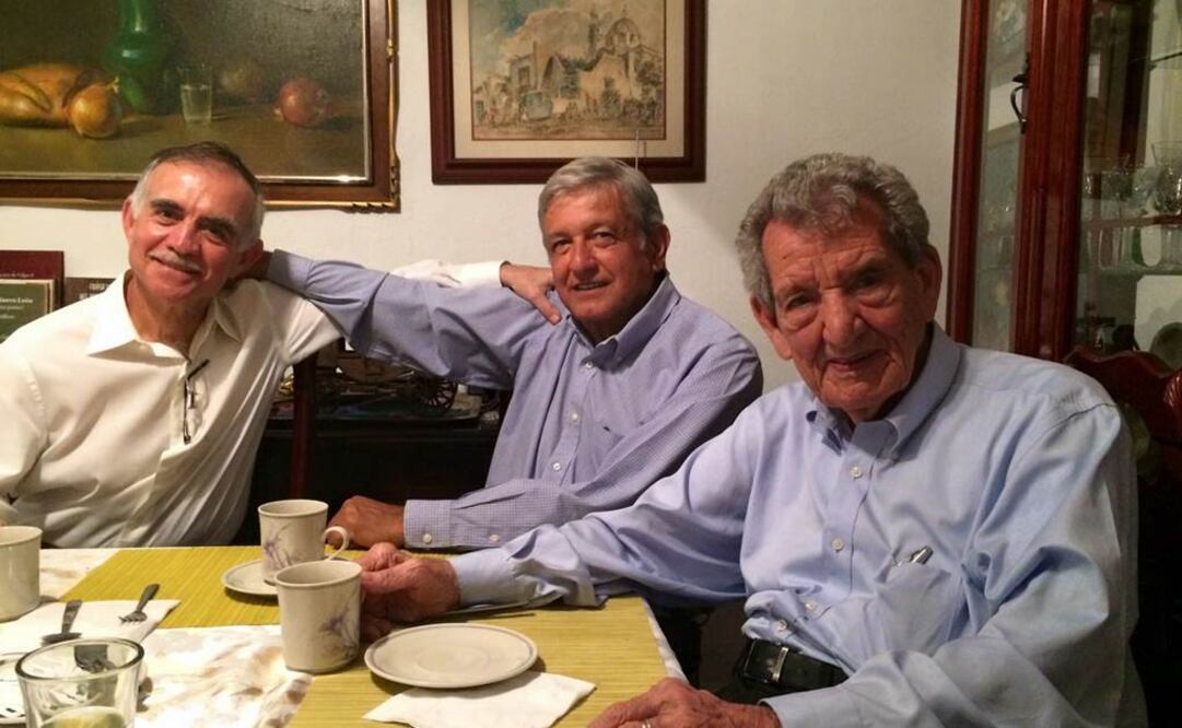El líder de Morena difundió la imagen de una reunión con el empresario Alfonso Romo y el historiador Israel Cavazos Garza./Tomada de Facebook