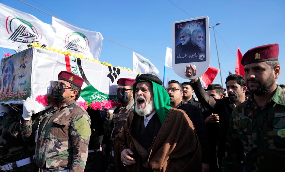 Integrantes de un grupo militante chiita iraquí llevan el ataúd de un combatiente de la milicia Kataib Hezbolá, que murió en un ataque aéreo estadounidense en la provincia de Babilonia. Foto: AP