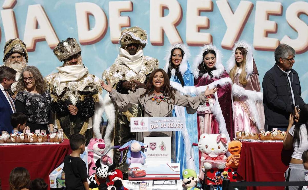 La jefa de gobierno de la CDMX, Clara Brugada, reparte mega rosca de Reyes. Foto: Especial