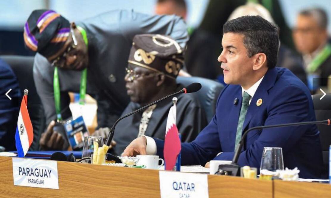 Santiago Peña fue trasladado en una ambulancia a un hospital por un dolor a la altura del corazón. Foto: X @SantiPenap