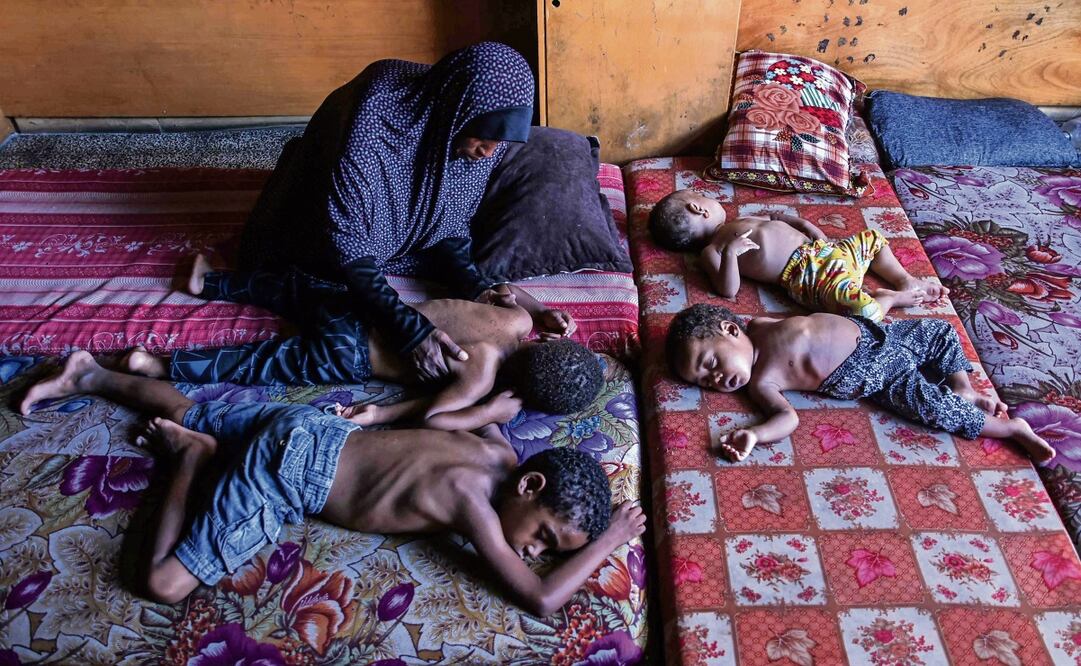 Niños duermen en un campo para desplazados al norte de la Franja de Gaza.Foto: Omar AL-Qatta / AFP)