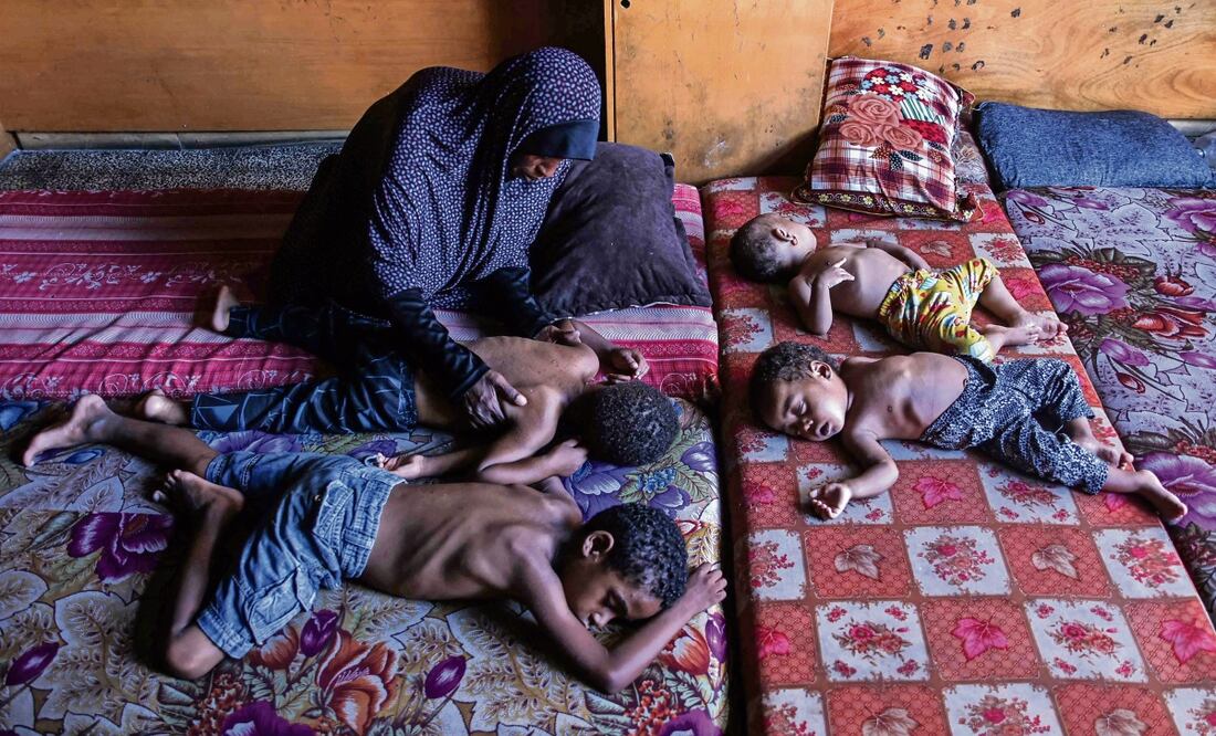 Niños duermen en un campo para desplazados al norte de la Franja de Gaza.Foto: Omar AL-Qatta / AFP)