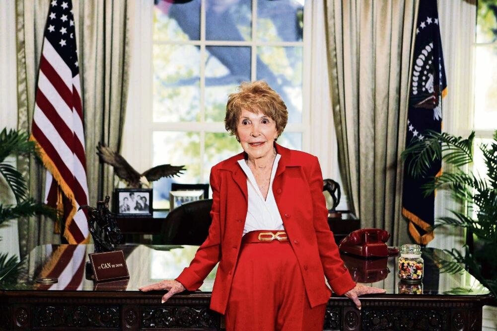 La ex primera dama Nancy Reagan, posa en una réplica de la Oficina Oval de la Casa Blanca, en la Biblioteca Reagan, en Simi Valley, California, en 2011 (CHRIS CARLSON. ARCHIVO REUTERS)