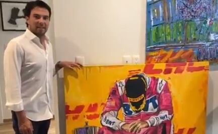 Checo Pérez recibe y reacciona a pintura que le regaló una fan