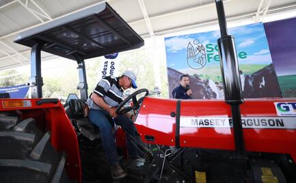 Diego Sinhue, gobernador de Guanajuato, entrega obras en favor de productores