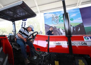 Diego Sinhue, gobernador de Guanajuato, entrega obras en favor de productores