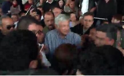 Hombre escupe a AMLO en Tijuana