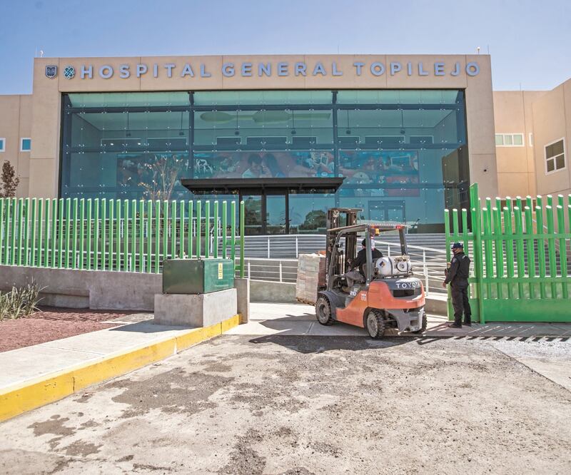 Personal de limpieza y de mantenimiento laboraba en el lugar a fin de alistar la apertura para recibir a pacientes a partir de hoy. Foto: GERMÁN ESPINOSA. EL UNIVERSAL