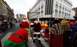 Santa Claus y Reyes Magos bloquean vialidades; exigen espacios para trabajar en el Centro Histórico