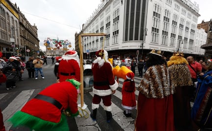 Santa Claus y Reyes Magos bloquean vialidades; exigen espacios para trabajar en el Centro Histórico