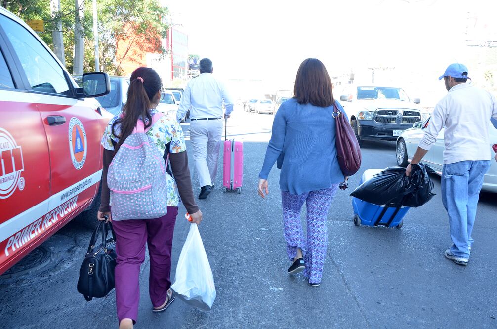 Durante la mañana de este día, algunos propietarios de viviendas que fueron desalojadas de manera preventiva fueron autorizados a sacar ropa y algunos objetos (Foto: Emilio Vásquez / EL UNIVERSAL)