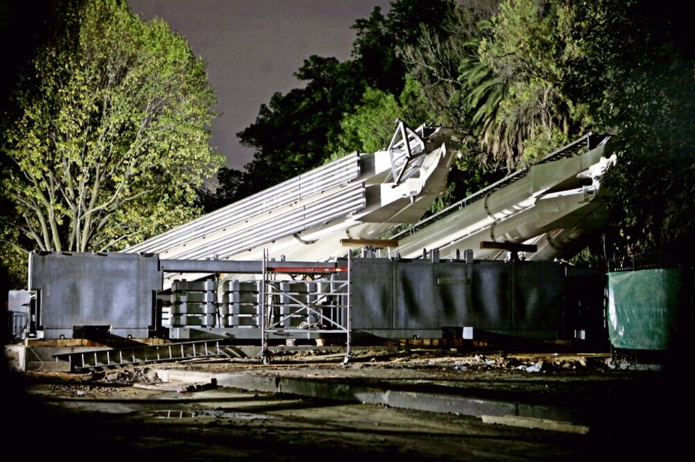 La estructura de la Gran Rueda de la Fortuna de Chapultepec aún se encuentra a un costado del Museo de Arte Moderno, a dos kilómetros de La Hondonada, predio de 8 mil kilómetros contiguo al Auditorio Nacional y que será rehabilitado (VALENTE ROSAS)