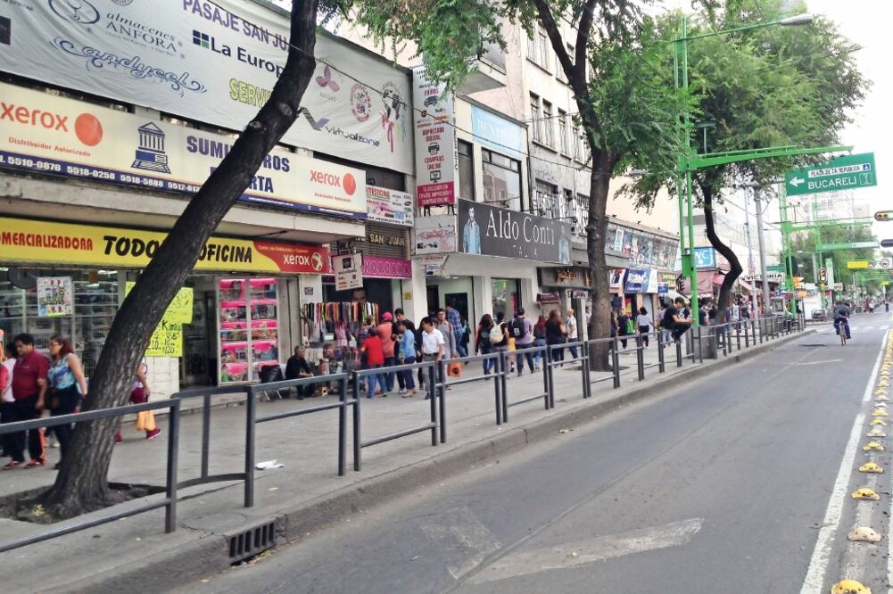 Aunque los puestos ambulantes sobre el Eje Central ya no están, sí hay lugares donde todavía se muestran estos teléfonos, tabletas y accesorios (IVAN STEPHENS. EL UNIVERSAL)