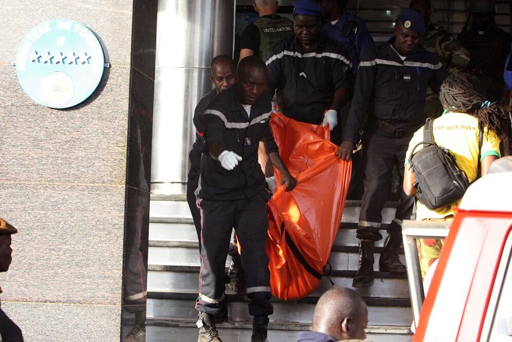 Una toma de rehenes de al menos 170 personas en un lujoso hotel en Bamako, la capital de Mali, llegó a su fin, dijeron autoridades locales, en un hecho que dejó al menos 27 muertos. Foto AP