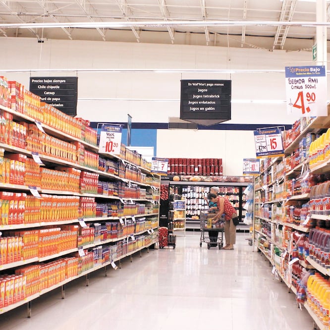 De acuerdo con la consultora KPMG, los mexicanos mantienen el gusto por el consumo de bebidas azucaradas pese a los gravámenes que les impusieron. ARCHIVO EL UNIVERSAL