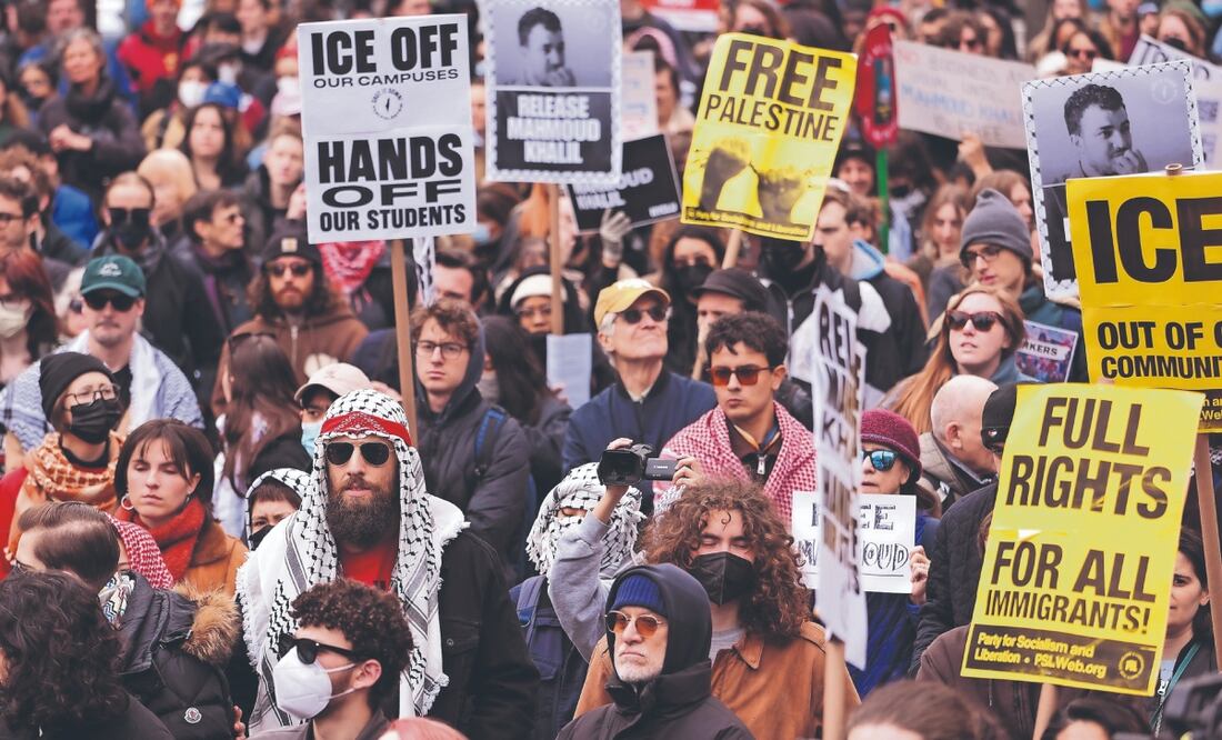 Protesta en Foley Square, Nueva York, por la detención del activista propalestino Mahmoud Khalil. Foto: de SARAH YENESEL. EFE