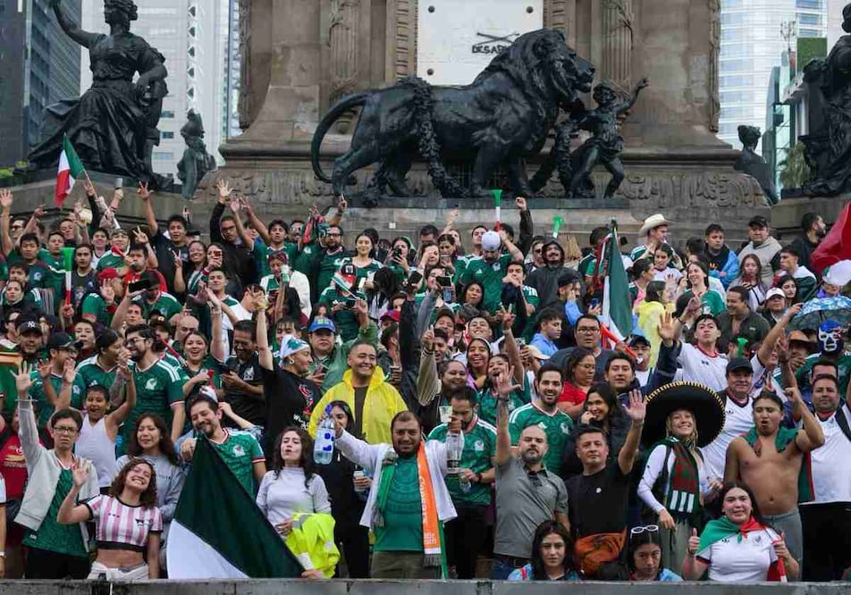 Ambiente en el Ángel de la Independencia tras el triunfo de la Selección Nacional. Foto: Santiago Cadena / EL UNIVERSAL