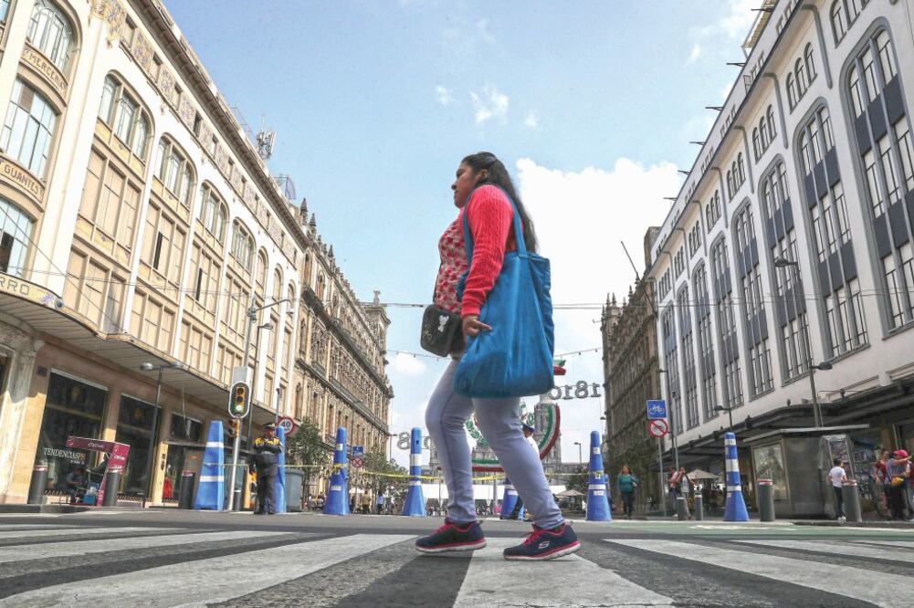 Convive ncia. Transeúntes del primer cuadro de la Ciudad compartieron las calles con ciclistas sin preocuparse por los autos. Foto: JUAN CARLOS REYES. EL UNIVERSAL