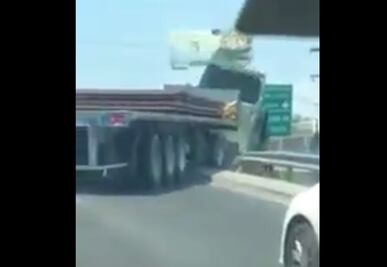 Captan cuando tráiler cae de puente en San Nicolás, NL