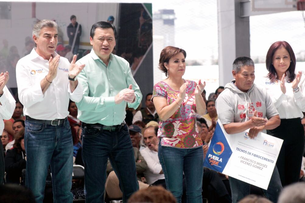 El gobernador de Puebla, José Antonio Gali Fayad; el secretario de Gobernación, Miguel Ángel Osorio Chong, y la titular de la Sedatu, Rosario Robles Berlanga, acudieron a la Reunión Estatal de Protección Civil en el estado (OMAR CONTRERAS. EL UNIVERSAL)