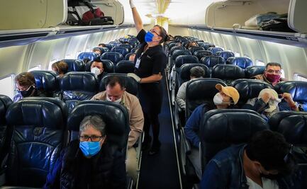 Cancelan miles de vuelos por ómicron