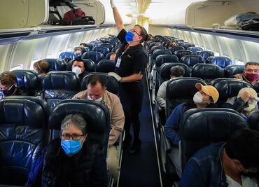 Cancelan miles de vuelos por ómicron