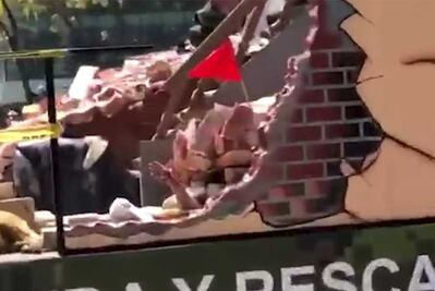 Mano entre los escombros en desfile militar genera polémica