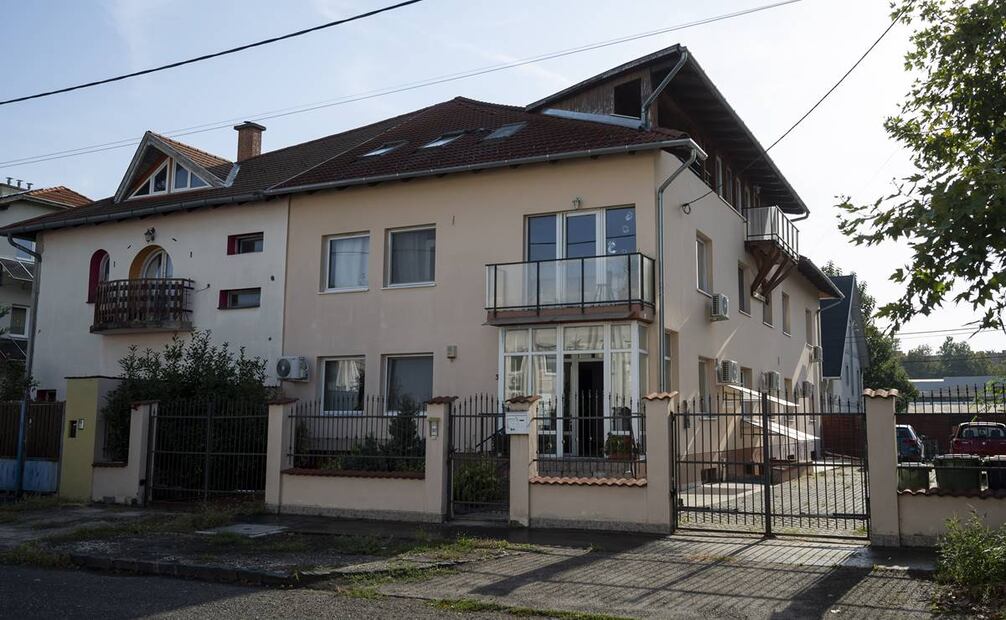 Esta foto muestra una casa en la que tiene su sede una compañía húngara que supuestamente fabricó bípers que explotaron en Líbano y Siria. Foto: AP