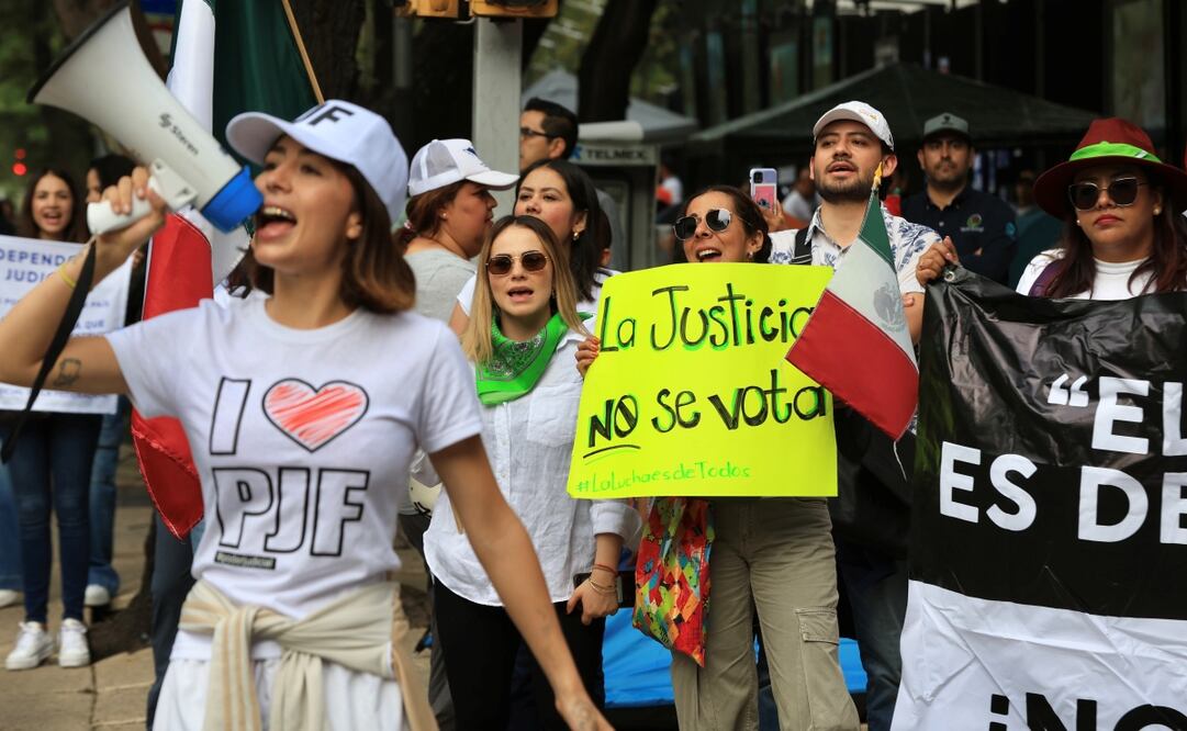 Trabajadores del Poder Judicial de todo el país bloquearon desde antes que amaneciera las diferentes entradas al Senado de la República, donde este domingo comienza el proceso de la reforma judicial. Fotos: Berenice Fregoso | El universal