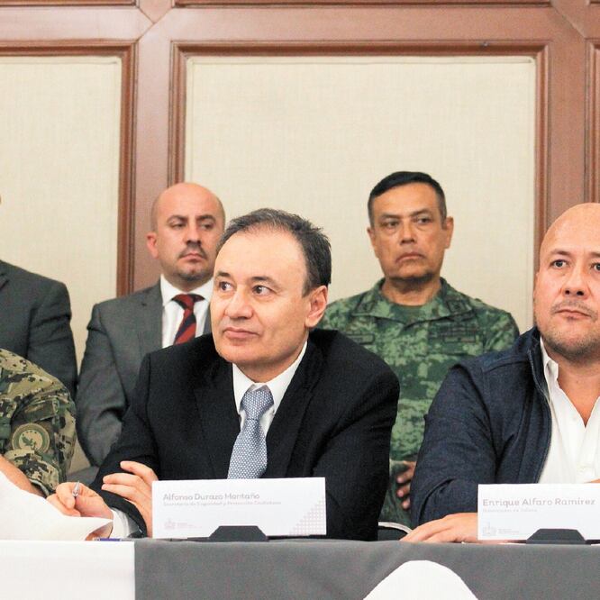 El secretario de Seguridad y Protección Ciudadana, Alfonso Durazo (centro), y el gobernador Enrique Alfaro (derecha) se reunieron ayer en Casa Jalisco para hablar del despliegue de la Guardia Nacional en la entidad. CARLOS ZEPEDA. EL UNIVERSAL