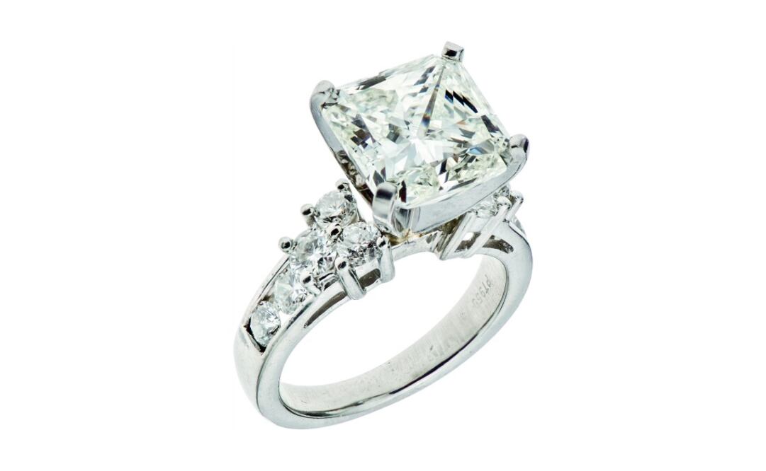 En la subasta encontrarás piezas como este anillo con diamantes en platino, coronado con un diamante de 4.60 ct.
