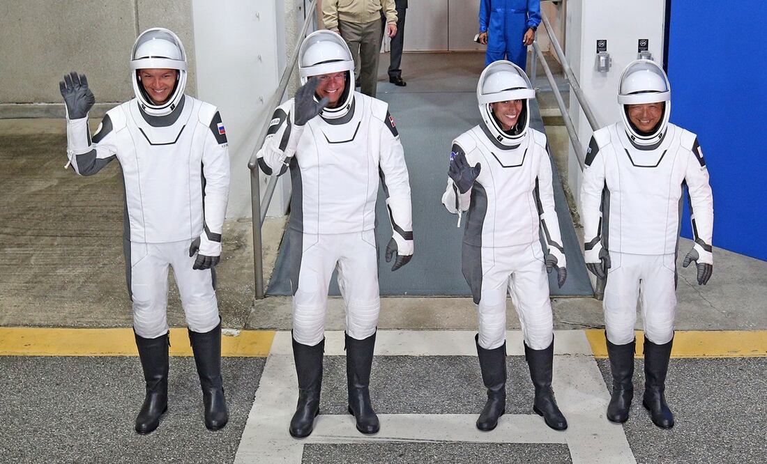 El cosmonauta de Roscosmos Konstantin Borisov, el astronauta de la ESA Andreas Mogensen, el astronauta de la NASA Jasmin Moghbeli y el astronauta de la JAXA Satoshi Furukawa, vestidos con trajes espaciales de SpaceX. Foto: AFP