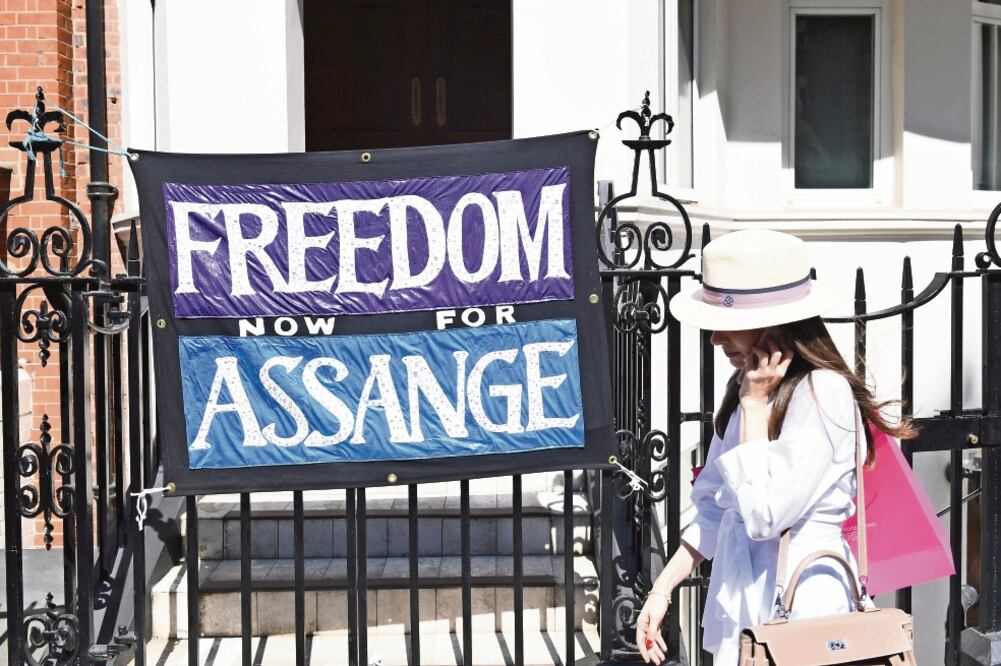 Una mujer camina afuera de la embajada ecuatoriana de Londres, donde permanece Julian Assange desde 2012 para evitar ser extraditado a EU (FACUNDO ARRIZABALAGA. EFE)