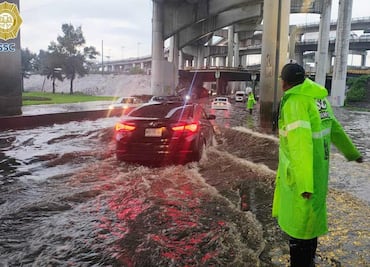 Lluvias pegan al oriente de la Ciudad de México; policías apoyan en zonas afectadas