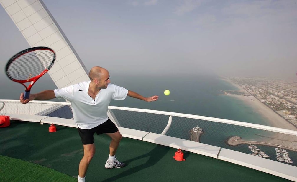En 2005, el suizo Roger Federer, el tercer mejor tenista del mundo, y el veterano estadounidense Andre Agassi, aprovecharon un encuentro amistoso para jugar en la cima del hotel Burj Al Arab, en Dubai. Foto: AP
