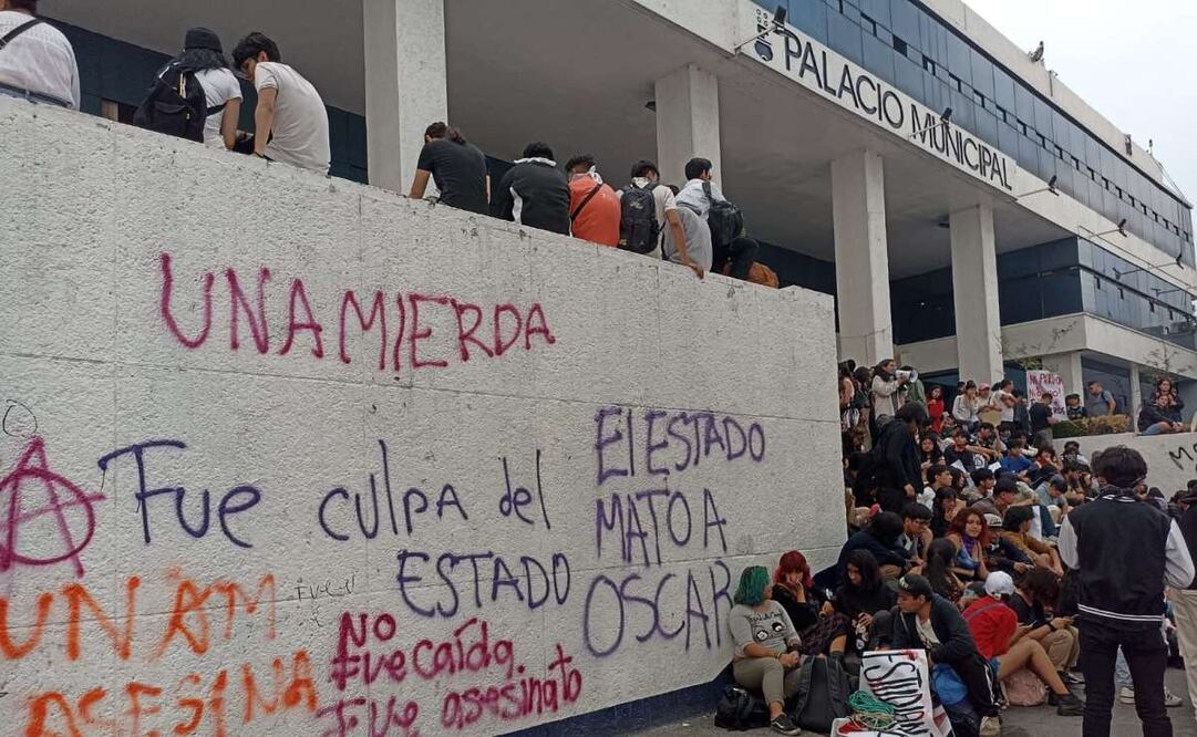 Estudiantes de la UNAM realizaron pintas y extendieron una alfombra de carteles para protestar por la muerte de Óscar tras el ataque porril. Foto: Especial