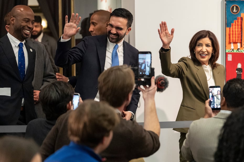 La gobernadora de Nueva York, Kathy Hochul, en su arribo a una conferencia de prensa - Foto: AP