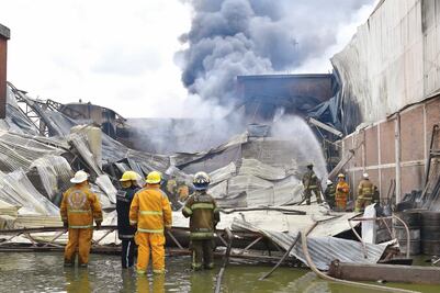Fuego consume empresa alcoholera en Tultitlán