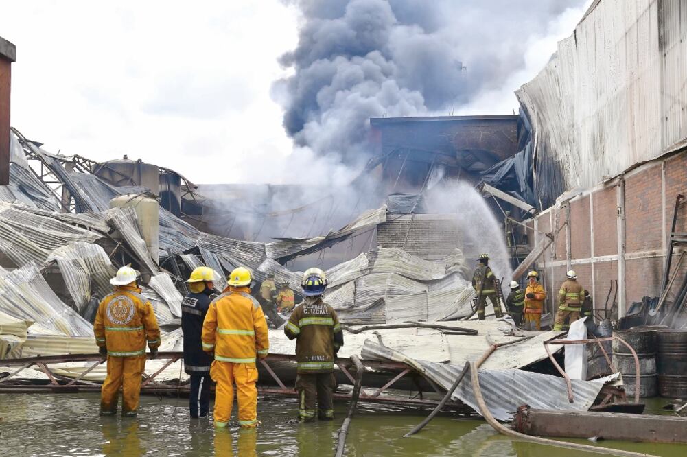 Las llamas se extendieron hacia la industria química Us Technologies S.A. de C.V., así como a una fábrica de cocinas y enseres de acero. Se calcula que cerca de 10 mil metros cuadrados fueron consumidos por el fuego (HUGO GARCÍA. EL UNIVERSAL)