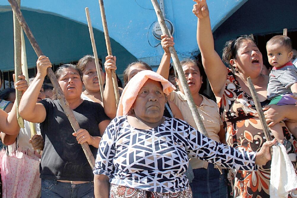 Mujeres chinantecas de San Francisco La Paz, agencia de Santa María Chimalapa en Oaxaca, se desempeñaron por más de un mes como celadoras de los cuatro retenidos, invasores de Uxpanapan, Veracruz (ROSELIA CHACA)
