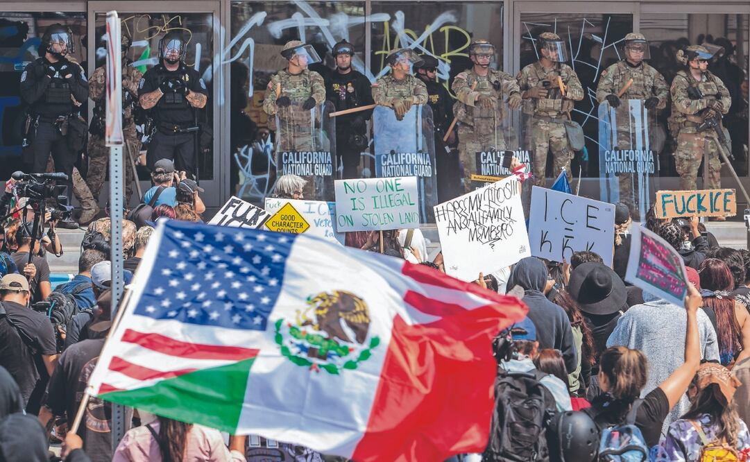 Manifestantes encararon a miembros de la Guardia Nacional frente al Edificio Federal en Los Ángeles. Apu Gomes/ AFP