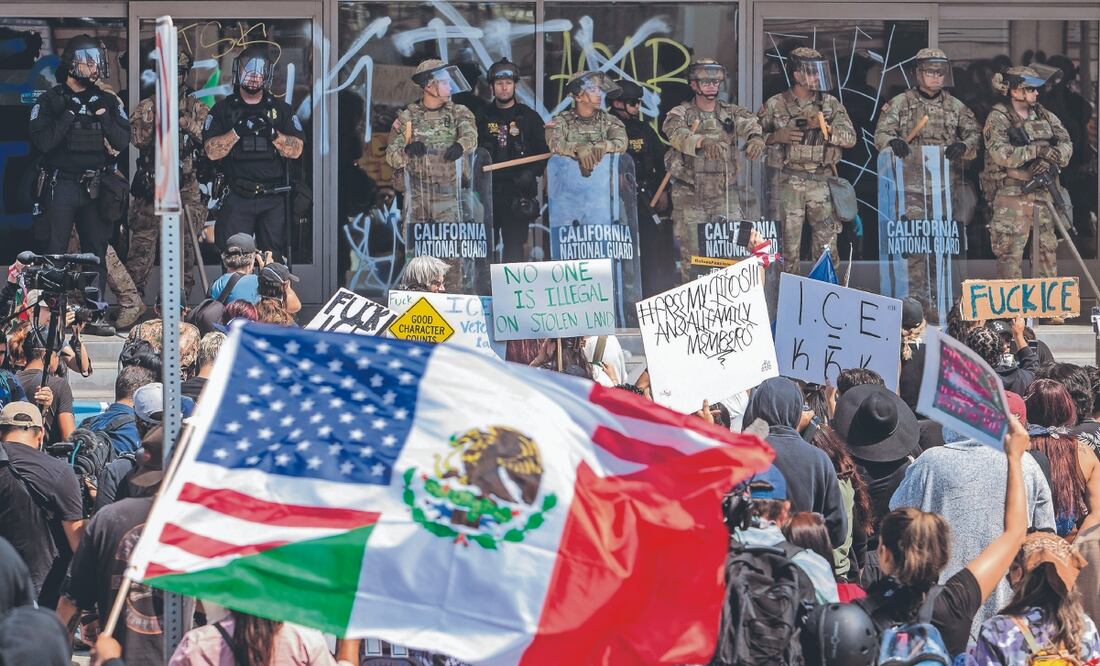 Manifestantes encararon a miembros de la Guardia Nacional frente al Edificio Federal en Los Ángeles. Apu Gomes/ AFP