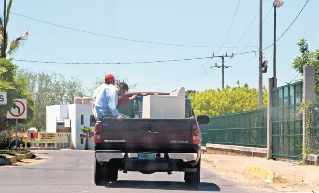 La familia de don Efrén huyó de la comunidad Las Tunas hacia otra llamada Pericos. Sólo tuvieron tiempo para empacar pocas pertenencias y su lavadora (AMALIA ESCOBAR. EL UNIVERSAL)